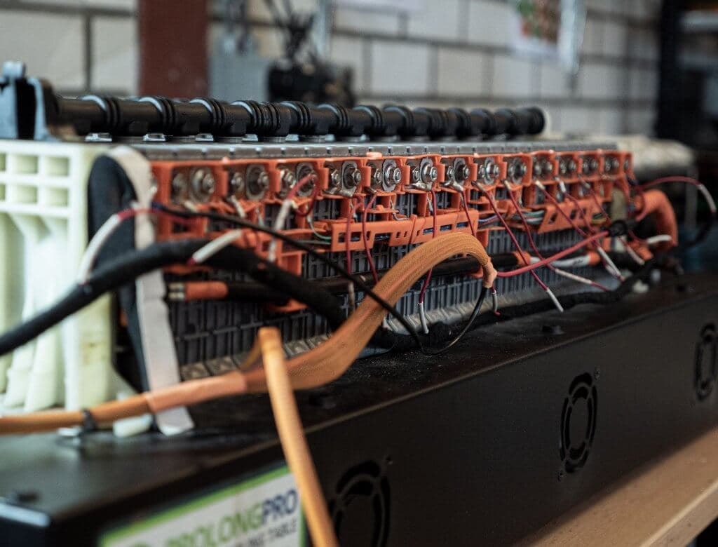 Close-up van een hybride accupakket met de meetdraden van de balancer op elke module.