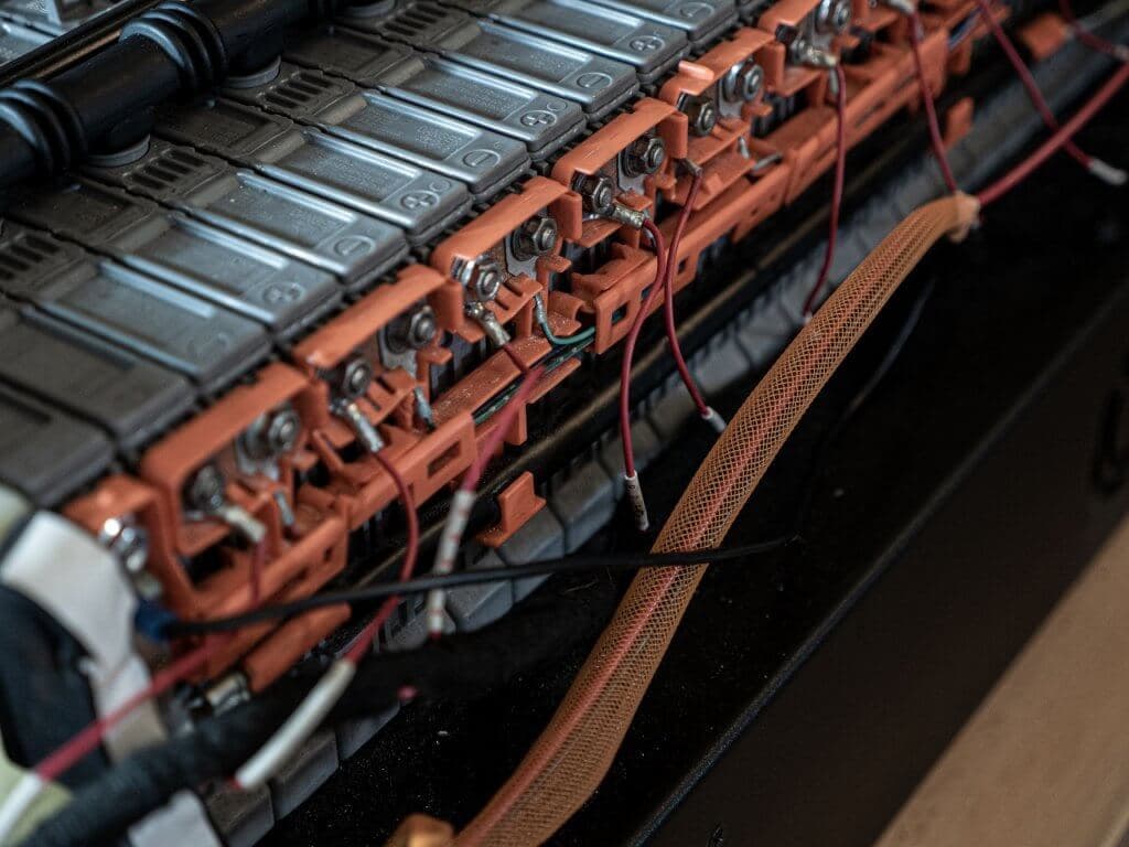 Een geopend hybride accupakket met een rij modules en de koperen verbindingen ertussen.