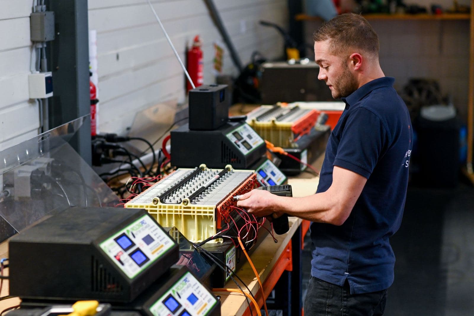 Tommy van Hooydonk sluit hybride accumodules aan op de test- en laadapparatuur in de werkplaats in Breda.